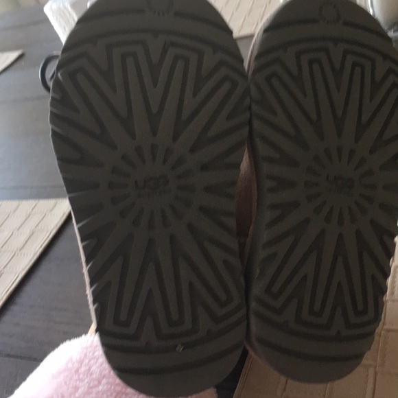 Toddler light pink Uggs size 9 - Picture 5 of 8